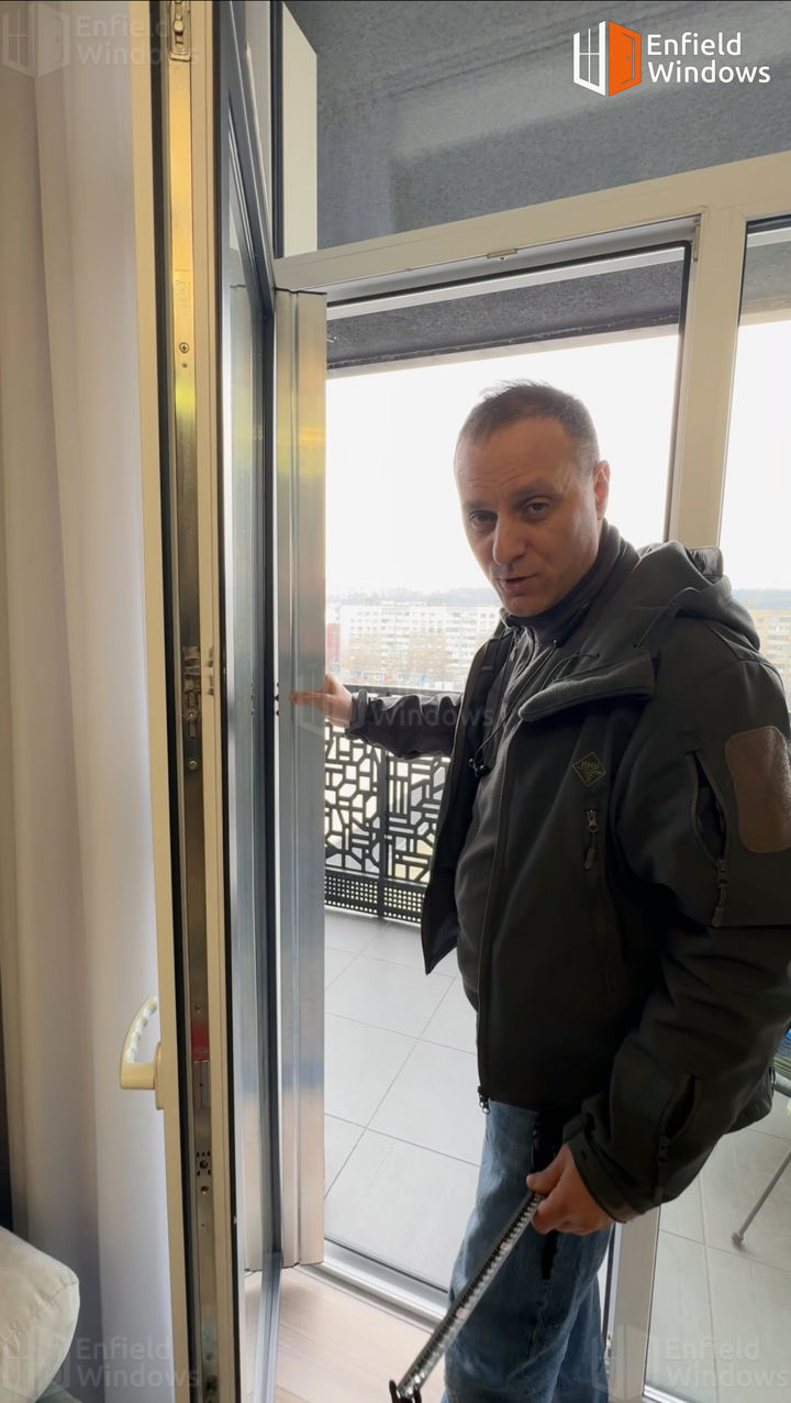 профиль пластикового окна выгнуло дугой