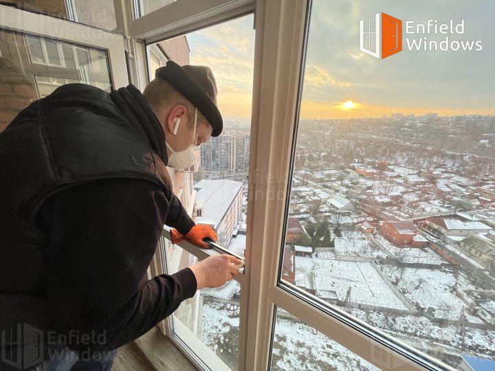дує з пластикових вікон
