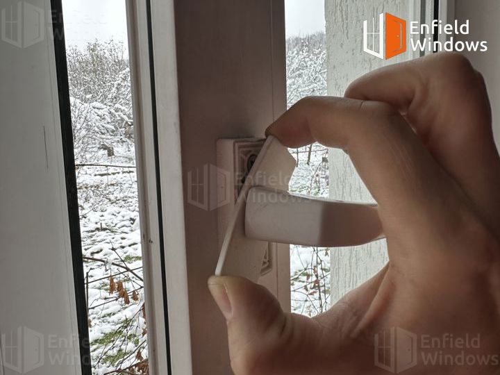 проворачивается ручка в пластиковом окне