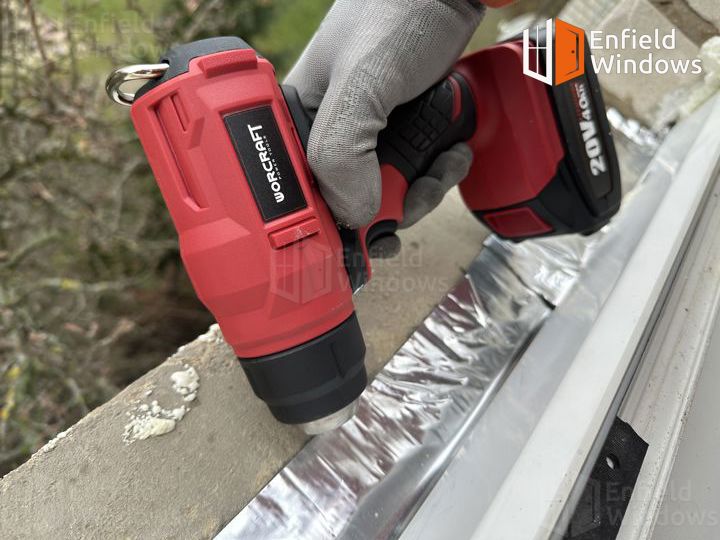 утеплюємо підвіконня за допомогою бутіл-каучукової стрічки
