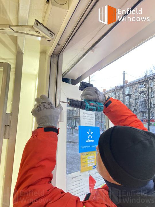 Замена петель на входной ПВХ двери
