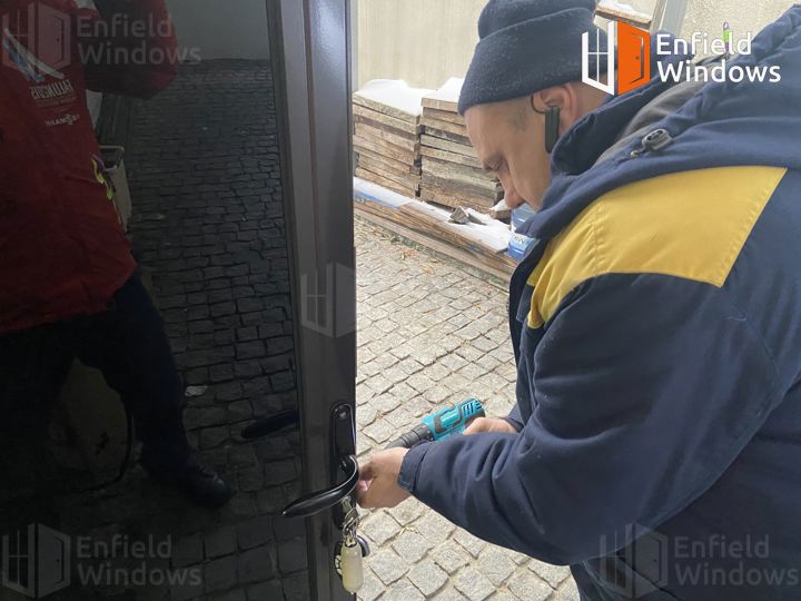 заміна замку пластикових дверей дніпро