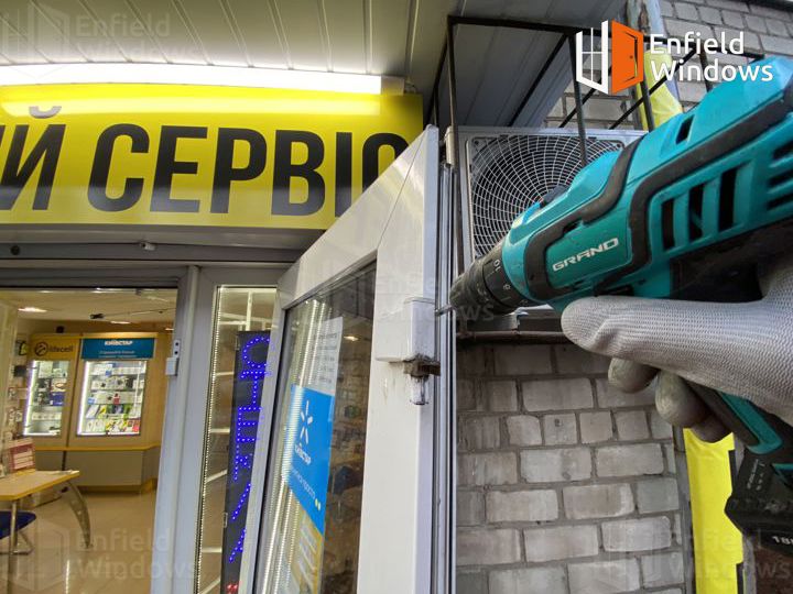 заміна петель пластикових дверей