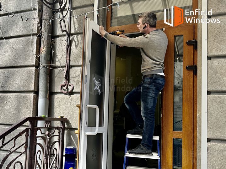 монтаж дотягувача дверей львів