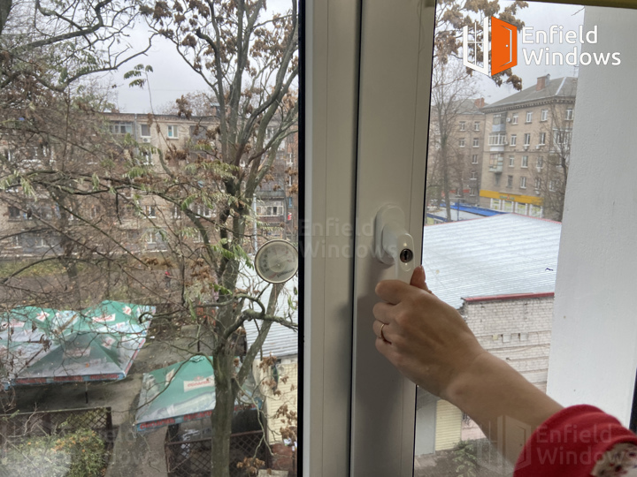захист на вікно від випадання дитини