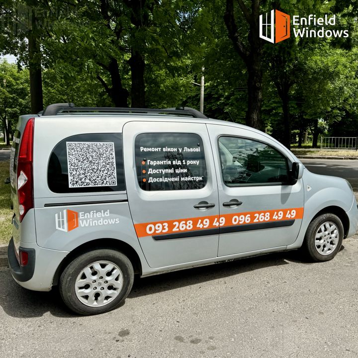 Службове авто Enfield Windows з контактами та QR-кодами для клієнтів у Львові