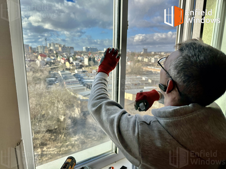 заміна ущільнювача в вікнах і дверях